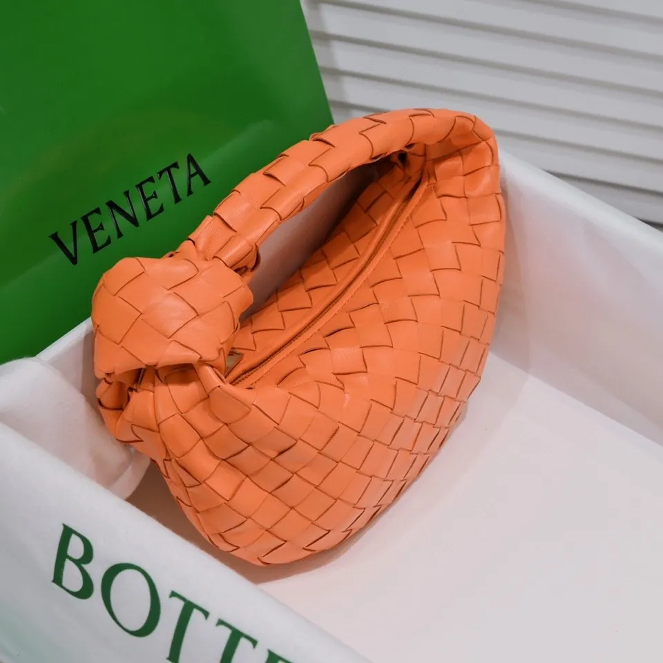 Batch 1120 BV Bottega Veneta's new early spring women's MINI JODIE handbag BV bag 🔥The new method is based on the original rounded corners, knotted with classic woven leather round hobo bag, The most iconic triangular pull-out design, using sheepskin draped soft shape, is super suitable for concave shapes~ Jodie feels really gentle to people, and is definitely the best item for daily matching. It has the same weave, new elements and twists, is compact and versatile, and is the new favorite of street style Internet celebrities! Dimensions: 23x28x8 Model: 6699-1